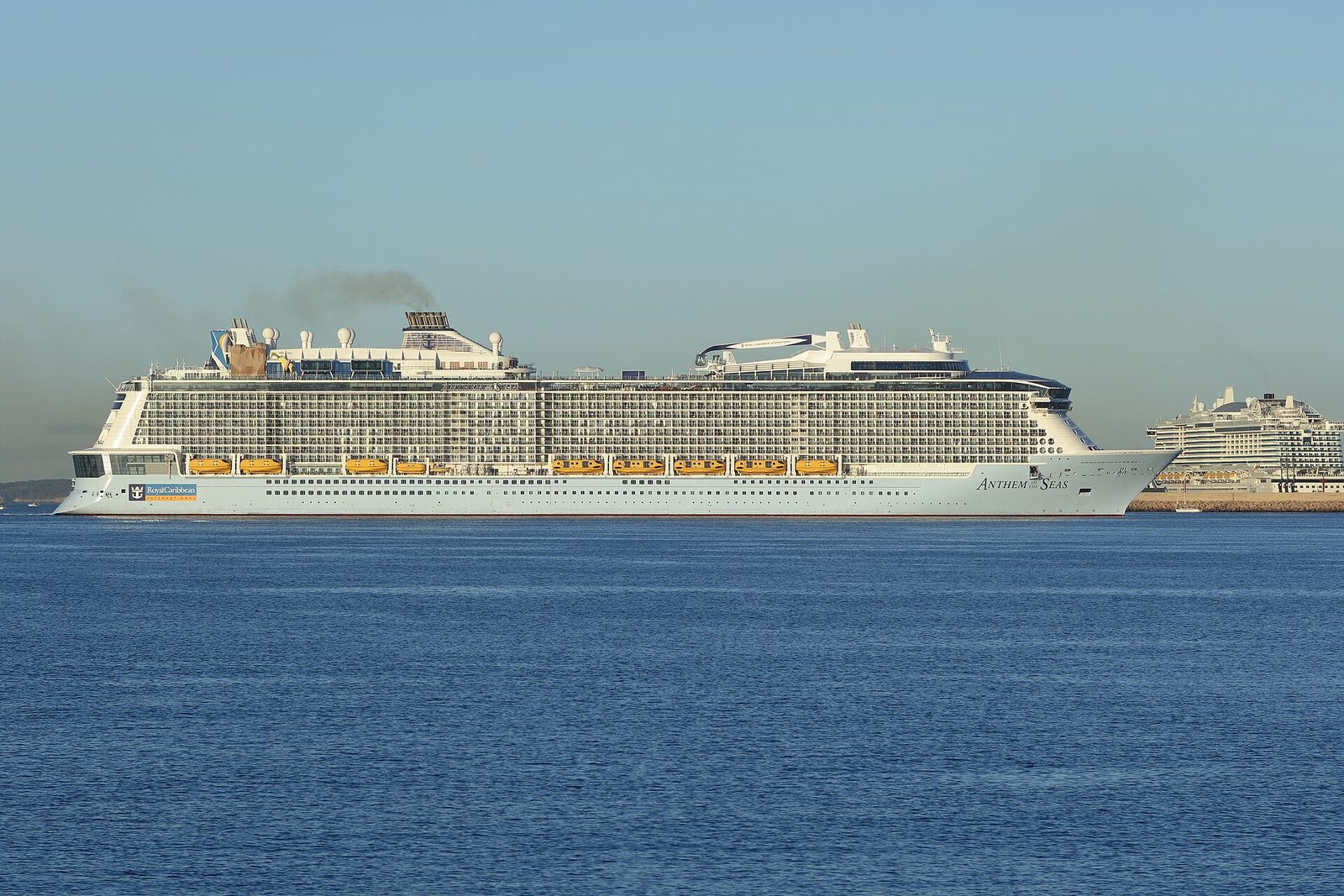 Un crucero navegando al atardecer